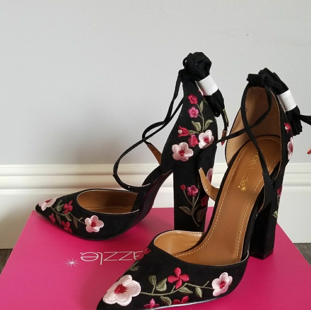 Shoedazzle size 8 JANEESA PUMP
